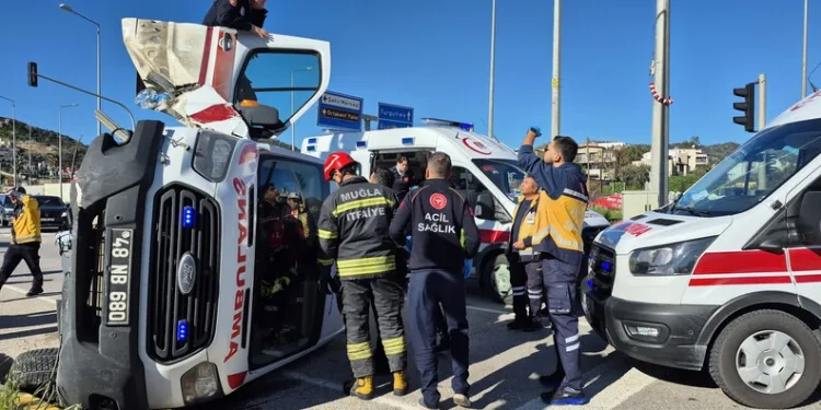 Bodrum’da ambulans devrildi: 4 yaralı