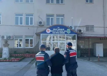 Kaçak tütünleri açıktan taşırken yakalandı