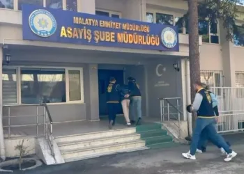 Kaçak tütünleri açıktan taşırken yakalandı
