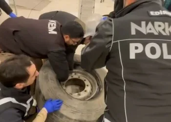 Kaçak tütünleri açıktan taşırken yakalandı