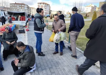 Kaçak tütünleri açıktan taşırken yakalandı