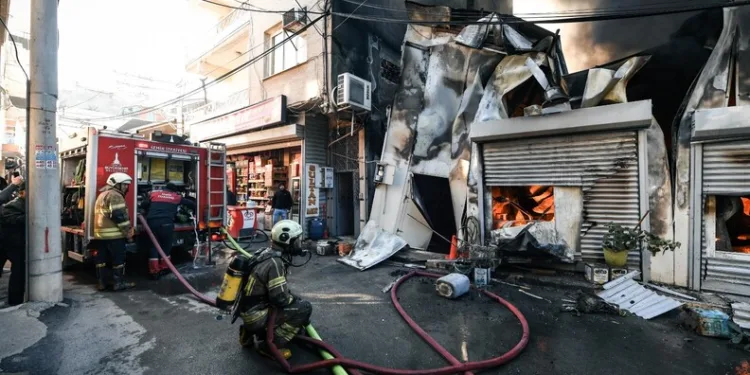 Sarıyer’de elektrikli aracın bataryasında yaşanan parlama kamerada