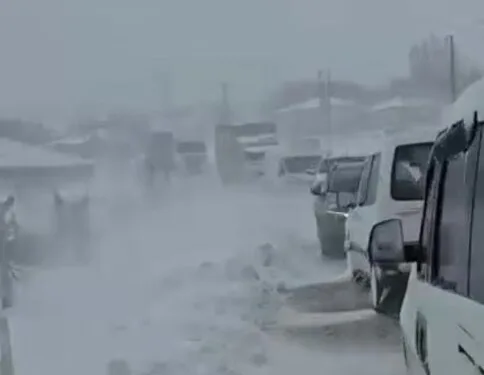 Sarıyer’de elektrikli aracın bataryasında yaşanan parlama kamerada