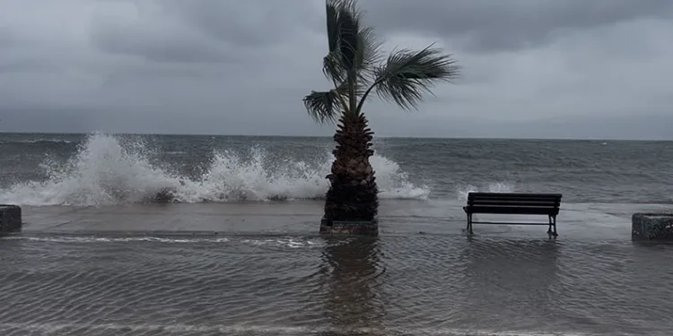 Bursa’da denizle kara birleşti, sokaklar göle döndü