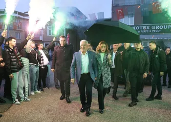 Uludağ’ın zirvesindeki donmuş Türk Bayrağını dağcılar değiştirdi