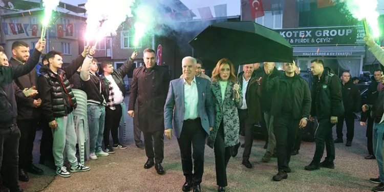 Uludağ’ın zirvesindeki donmuş Türk Bayrağını dağcılar değiştirdi