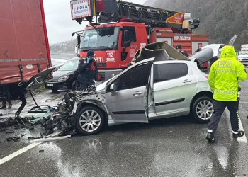 Artvin’de otomobil park halindeki tıra çarptı: 2 ölü