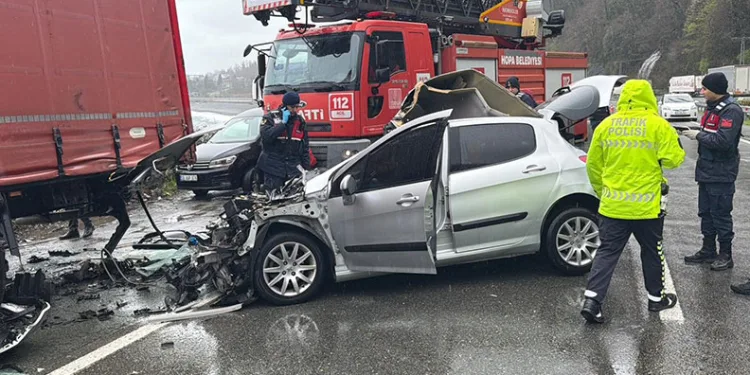 Artvin’de otomobil park halindeki tıra çarptı: 2 ölü