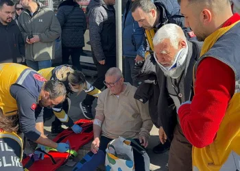 Çanakkale’de özel halk otobüsü yayaya çarptı: 8 yaralı