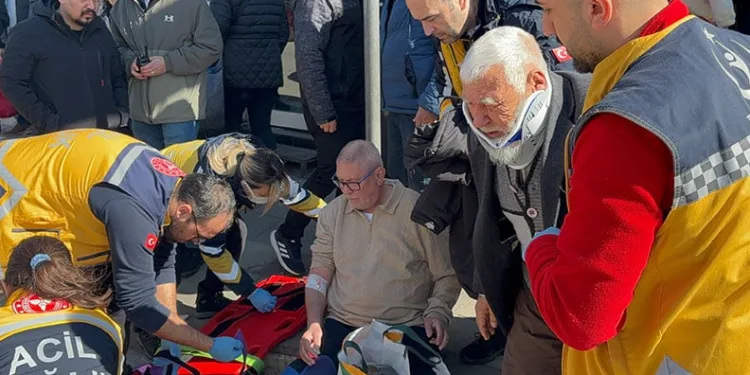 Çanakkale’de özel halk otobüsü yayaya çarptı: 8 yaralı