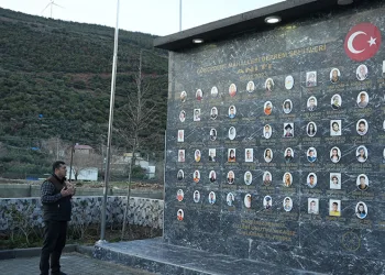 İki çocuğunu kaybeden muhtar köyüne deprem anıtı yaptırdı