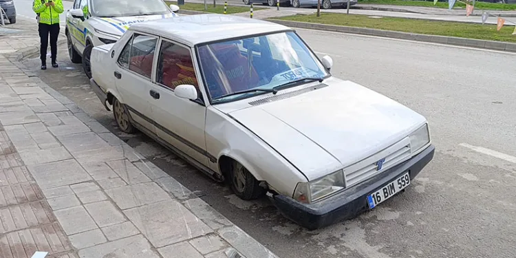 Bursa’da ehliyetsiz sürücü kaldırıma çarpıp kaçtı