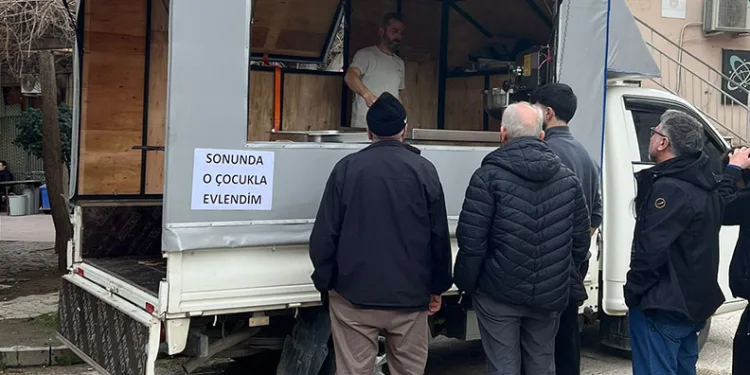 Bursa’da istediği ile evlenen kadın lokma dağıttı