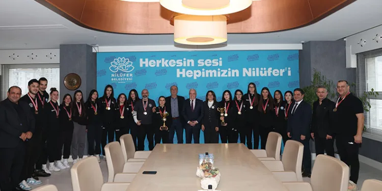 Nilüfer’in şampiyon kızları kupaları Başkan Şadi Özdemir’e getirdi