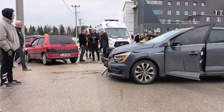 Bursa’da otomobiller çarpıştı: 1 yaralı