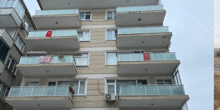 Küçükçekmece’de istinat duvarı çöktü: 6 katlı bina tahliye edildi