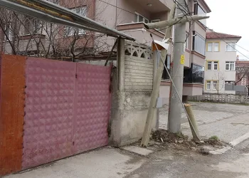 Kontrolden çıkan otomobil ters dönerek demir kapıyı kırıp bahçeye girdi