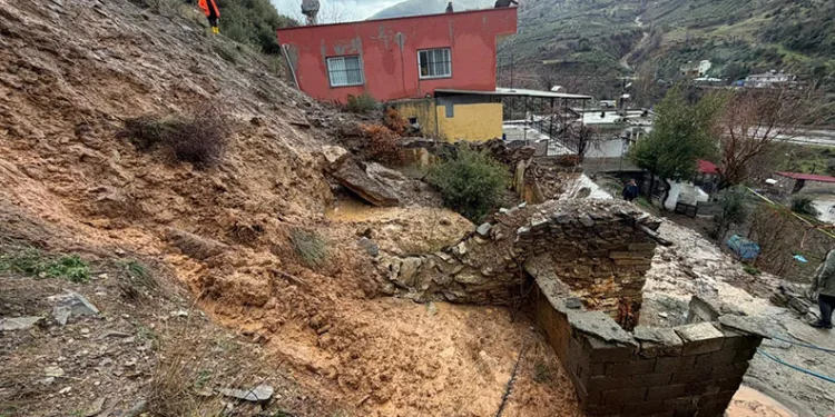 Osmaniye’de yağış sonrası toprak kaydı: 5 ev boşaltıldı