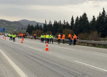 Temizlik yapan işçilere otomobil çarptı: 1 ölü, 3 yaralı