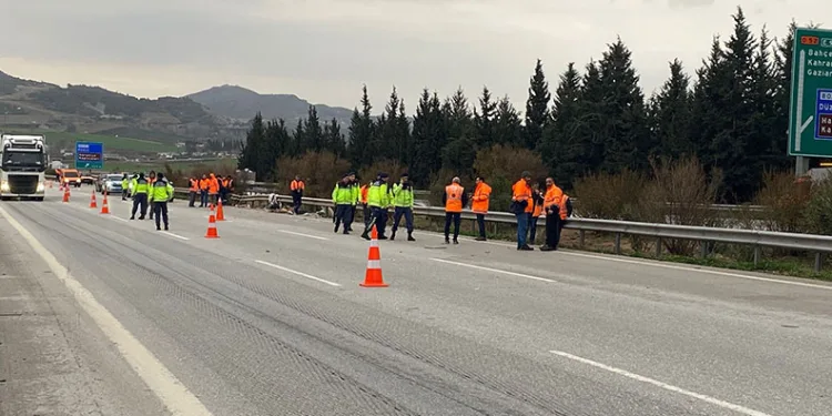 Temizlik yapan işçilere otomobil çarptı: 1 ölü, 3 yaralı