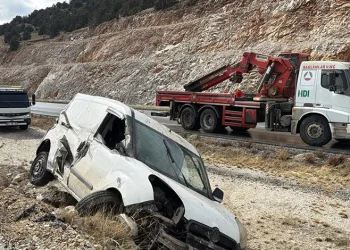 Kayalıklara çarpıp devrilen araçta 2 kişi yaralandı