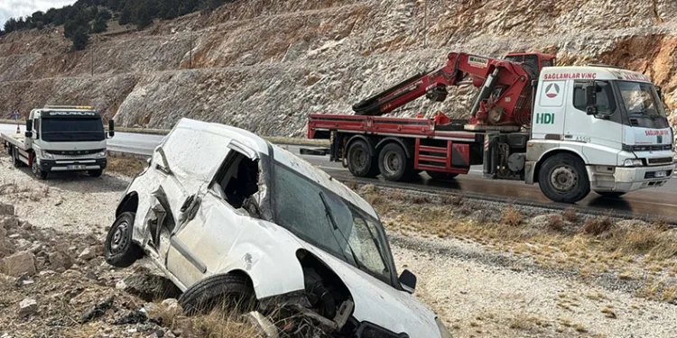 Kayalıklara çarpıp devrilen araçta 2 kişi yaralandı