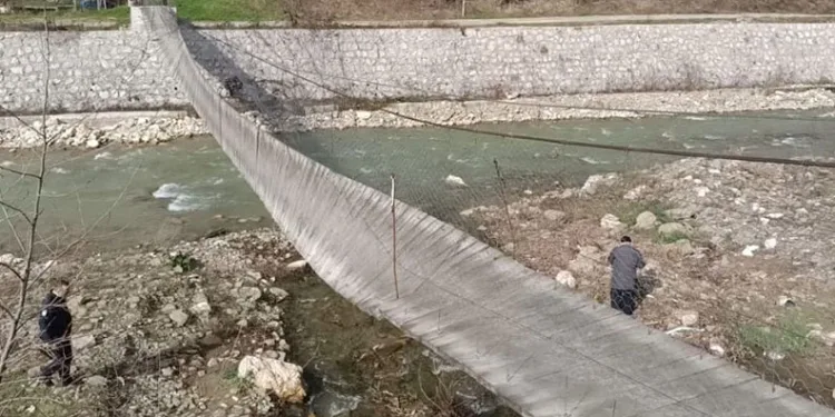 Sinop’ta fırtına asma köprüyü devirdi: 2 yaralı