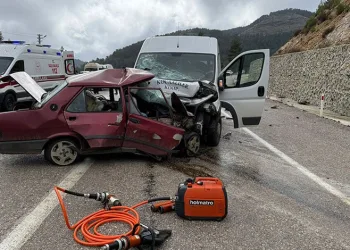 Minibüs ile otomobil kafa kafaya çarpıştı: 2 ölü, 4 yaralı