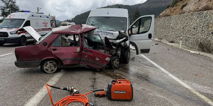 Minibüs ile otomobil kafa kafaya çarpıştı: 2 ölü, 4 yaralı