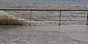 İzmir’de fırtına: Dikili’de deniz seviyesi yükseldi