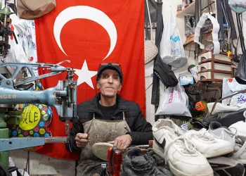 40 yıldır ayakkabıları yeniliyor