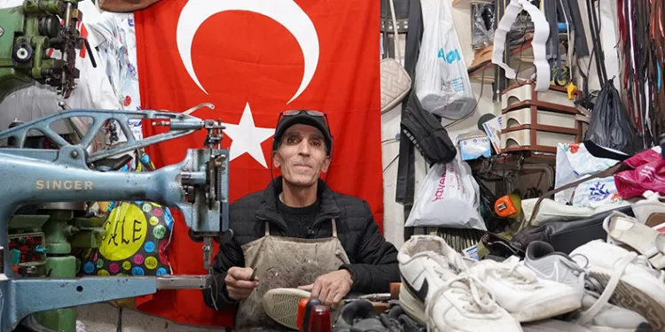 40 yıldır ayakkabıları yeniliyor