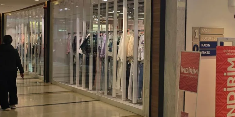 Alarmlarını parçaladıkları 10 bin liralık kıyafetle kayıplara karıştılar