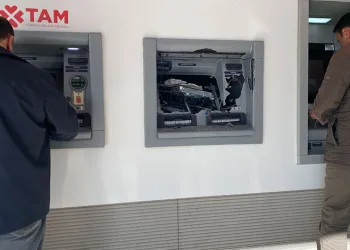 Para çekemediği ATM’yi balyozla parçaladı