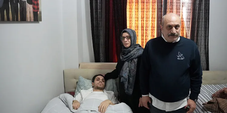 Metro çıkışında dehşet: Yardım etmek istedi, bıçaklandı