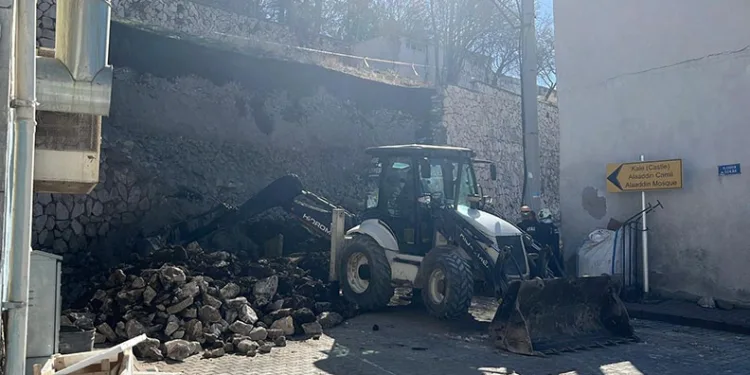 Niğde Kalesi’nde istinat duvarı çöktü