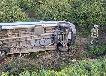 Öğrenci servisi narenciye bahçesine uçtu: 9 yaralı