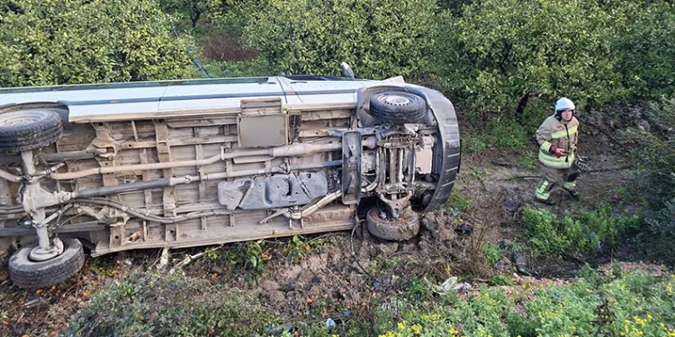 Öğrenci servisi narenciye bahçesine uçtu: 9 yaralı