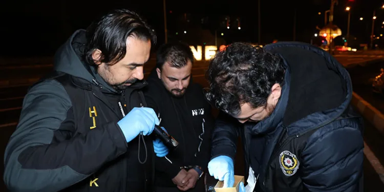 Sahte çeyrek altınla telefon vurgunu: 2 kişi tutuklandı