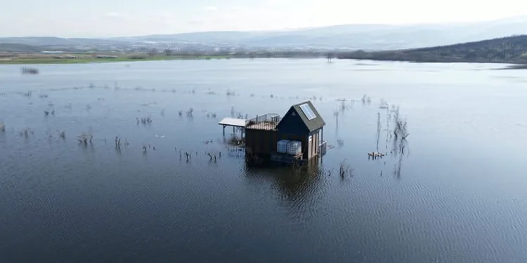 Bursa’da bungalovlar, göl evi oldu