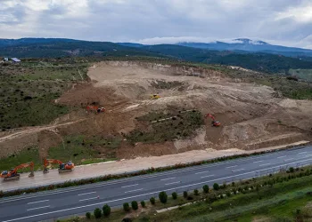 Heyelan yaşanan İzmir-İstanbul otoyolunda çalışmalar devam ediyor