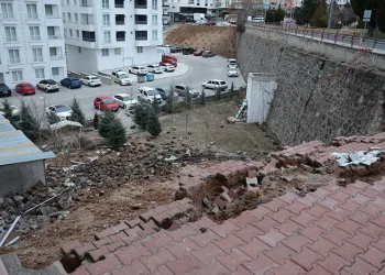 Nevşehir’de 15 metre yüksekliğindeki istinat duvarı çöktü