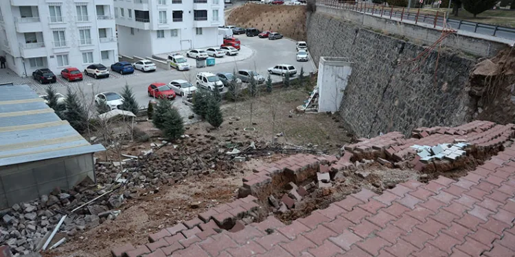Nevşehir’de 15 metre yüksekliğindeki istinat duvarı çöktü