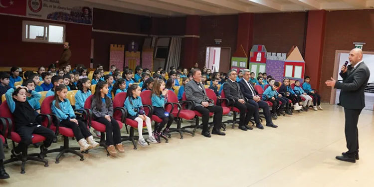 Bekir Aydın, minik öğrencilerle yerel yönetimleri konuştu