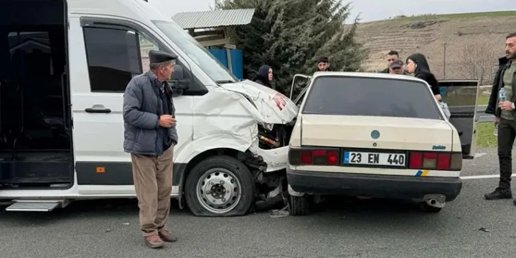 Minibüs ile Tofaş çarpıştı: 4 yaralı