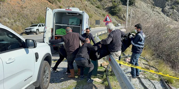 Yol kenarında ölü bulunan kadının kocası ile oğlu tutuklandı