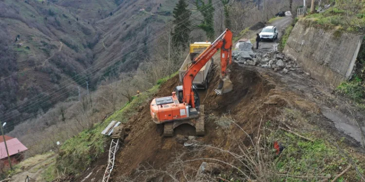 Ordu’da eriyen kar suları heyelanlara neden oldu