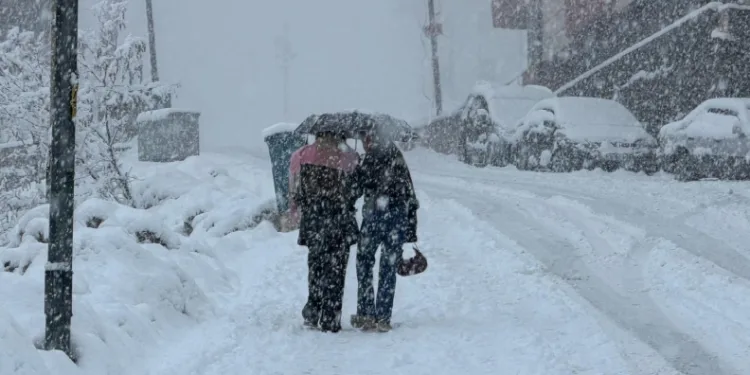 Hakkâri’de kar 20 köy ve 38 mezra yolu ulaşıma kapandı