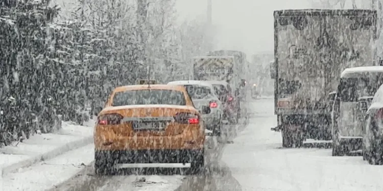 Yüksekova’da yoğun kar yağışı