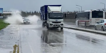 İzmir’de sağanak etkili oldu: Yollar göle döndü, trafik kilitlendi